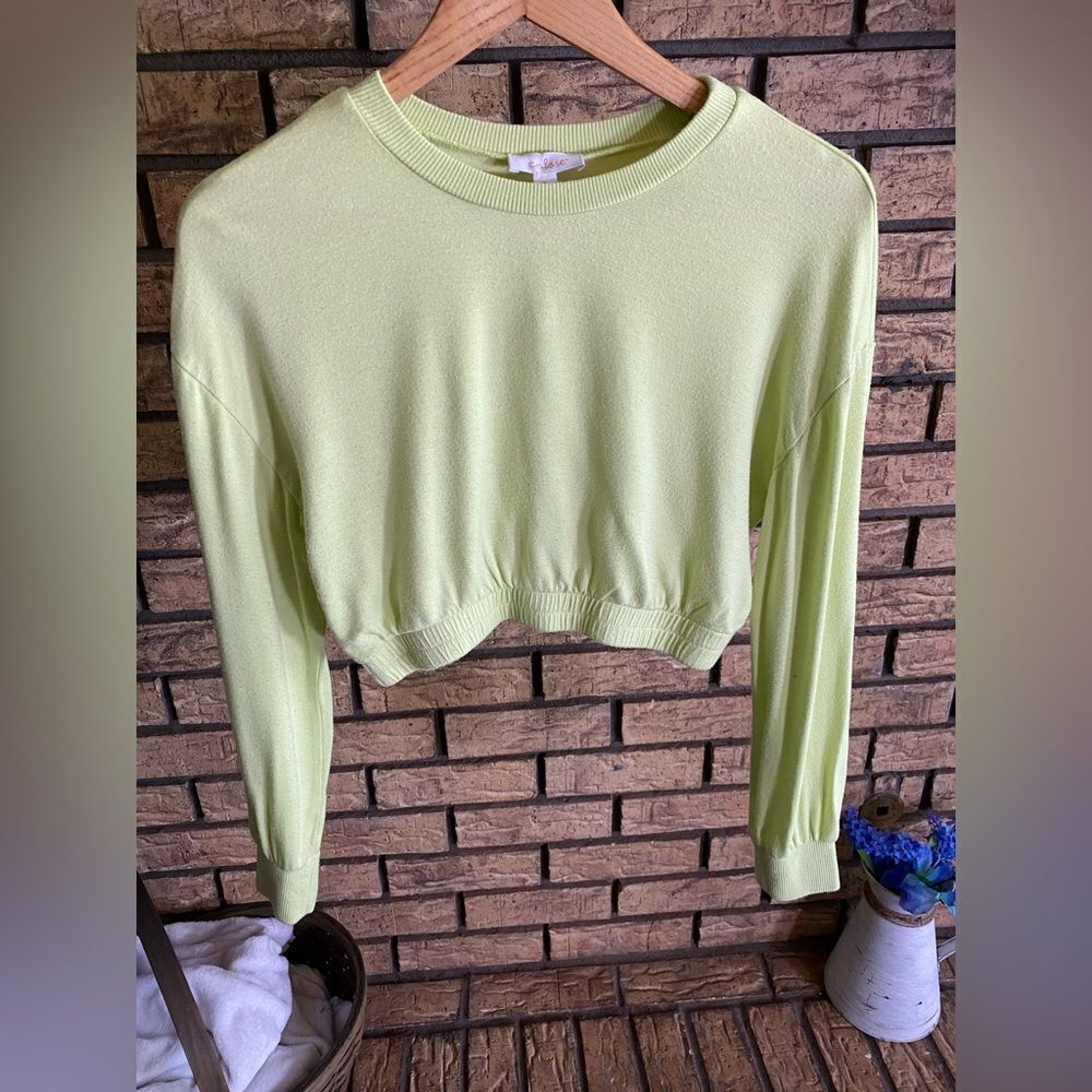 βNeonβgreen/yellowβcropβlongβsleeve